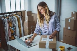 Mujer buscando incrementar sus ventas en amazon