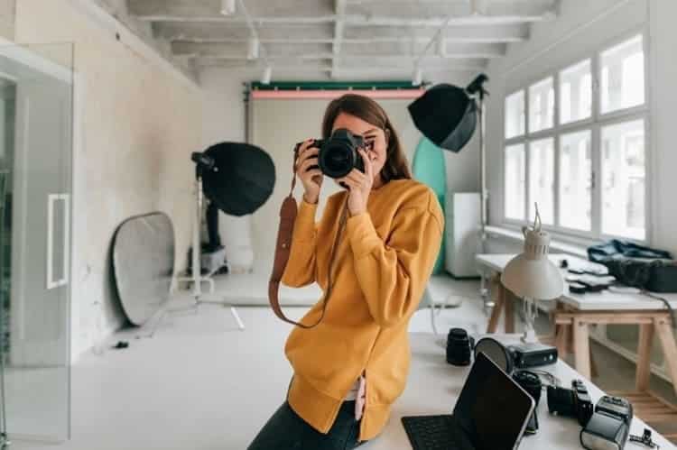 Mujer apasionada por la fotografia de producto profesional